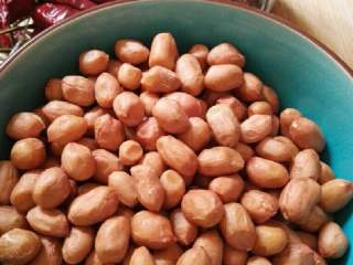 1、酒鬼花生,准备花生米，干辣椒，花椒。