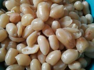 3、酒鬼花生,去掉花生外皮。