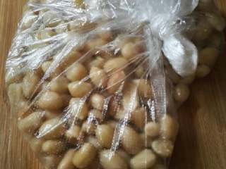 4、酒鬼花生,把花生米水份晾干（也可以用厨房纸吸去多余水份），装入保鲜袋，放入冰箱冷冻3小时左右。（记住是冷冻层不是冷藏）