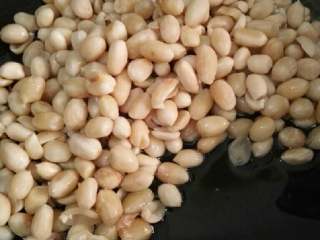 5、酒鬼花生,锅烧热，加入适量油（不要太多，比平时炒菜稍微多一点就可以），冷油倒入花生米。