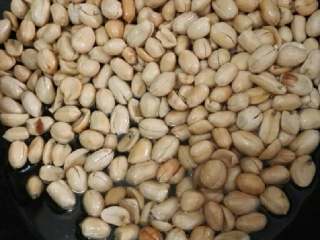 6、酒鬼花生,小火翻炒（记住一定要小火，小火，小火），待花生米色泽微黄干松时捞出即可。