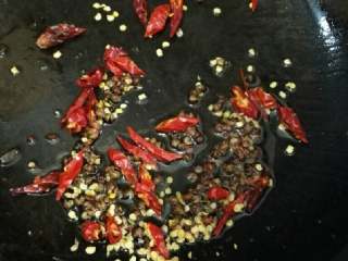 7、酒鬼花生,锅留底油，加入花椒，干辣椒炒翻炒。