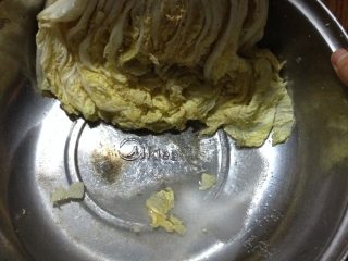 2、辣白菜,如图抹好后，我是放了一夜，水分出来了，白菜变软