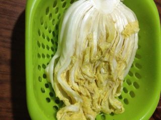 3、辣白菜,如图用纯净水把白菜上的盐洗干净，控干水分