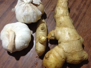 4、辣白菜,如图准备姜蒜