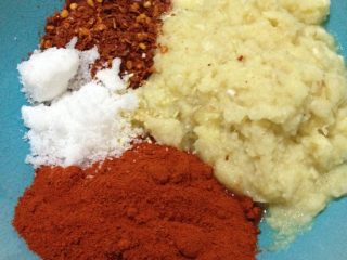 7、辣白菜,如图把绞好的姜蒜，辣椒面，味精，糖放一起