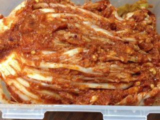 10、辣白菜,如图放到保险盒，三五天就可以吃了