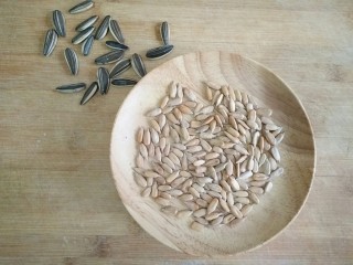 2、葵花籽酥―《舌尖上的中国3》中同款,五香味水煮葵花子剥出瓜子仁备用。