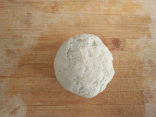 9、葵花籽酥―《舌尖上的中国3》中同款,将搅拌好的面揉起成面团（起初水加入的比较少面团会有点醒，友友们需要用力揉面）。