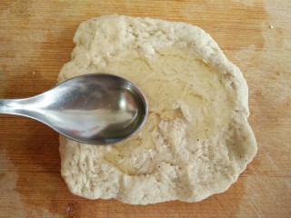 10、葵花籽酥―《舌尖上的中国3》中同款,将面团抻开，加入7.5克食用油（如果用黄油请将黄油提前软化，并且建议使用无盐黄油）