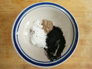 14、葵花籽酥―《舌尖上的中国3》中同款,3克椒盐粉和3克白糖和3克竹炭粉混合。