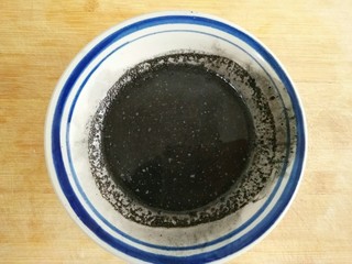 15、葵花籽酥―《舌尖上的中国3》中同款,椒盐白糖竹炭粉用20克温水冲开，搅拌均匀。