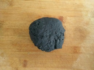 17、葵花籽酥―《舌尖上的中国3》中同款,将搅拌好的面揉起成面团（起初水加入的比较少面团会有点醒，友友们需要用力揉面）。