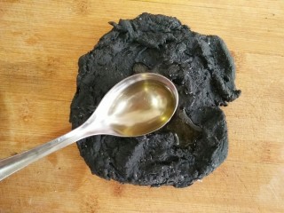 18、葵花籽酥―《舌尖上的中国3》中同款,将面团抻开，加入7.5克食用油（如果用黄油请将黄油提前软化，并且建议使用无盐黄油）