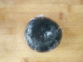 21、葵花籽酥―《舌尖上的中国3》中同款,再次将面团揉起，收光，用保鲜膜包好，放冰箱冷藏10-15分钟。