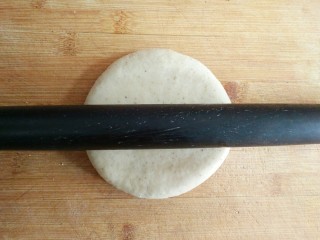 22、葵花籽酥―《舌尖上的中国3》中同款,将冷藏好的白色面团取出压扁。