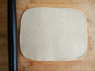 23、葵花籽酥―《舌尖上的中国3》中同款,擀成厚度大概5毫米的长方形面饼。