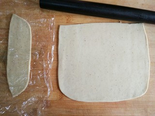 25、葵花籽酥―《舌尖上的中国3》中同款,将切下的面片用保鲜膜盖好，剩下的面片用擀面杖继续擀薄。