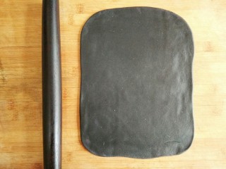 27、葵花籽酥―《舌尖上的中国3》中同款,将黑色面团取出后擀成长方形。