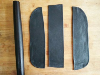 28、葵花籽酥―《舌尖上的中国3》中同款,用和制作白色年前同样的方法切分成3片黑色的面片。（不管你白色面片切分成几片，黑色年前都比白色面片少1片即可）