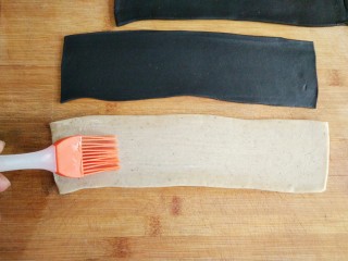 29、葵花籽酥―《舌尖上的中国3》中同款,将切好的面片上面刷一层薄水（方便粘合黑色面片）