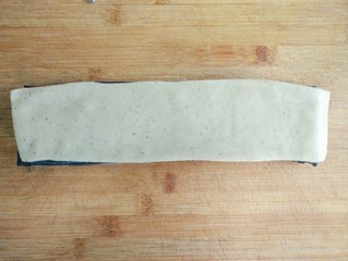 31、葵花籽酥―《舌尖上的中国3》中同款,然后依次用白黑间隔的方法粘完7片面片。