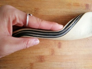 32、葵花籽酥―《舌尖上的中国3》中同款,粘好的面片侧面如图所示。