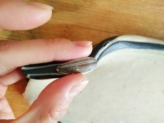 34、葵花籽酥―《舌尖上的中国3》中同款,擀到厚度和葵花籽厚度差不多即可。