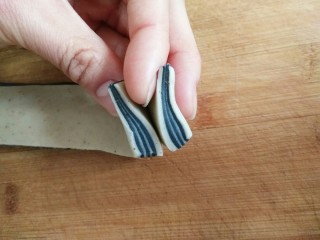 37、葵花籽酥―《舌尖上的中国3》中同款,使侧面看起来形状似三角形。