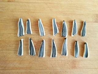 38、葵花籽酥―《舌尖上的中国3》中同款,从侧面开始切片，每一片的厚度大约在1-2毫米之间。（太薄没有酥的口感，太厚的话受热后会变的圆鼓鼓，外观就不像瓜子了）