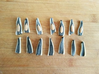 39、葵花籽酥―《舌尖上的中国3》中同款,在其中一片切好的三角形面片上蘸一点薄薄的水，并放一颗葵花籽仁。
