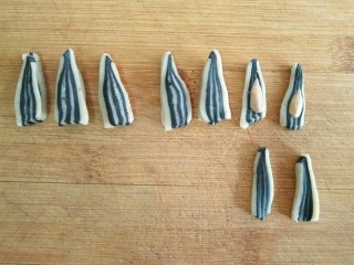 40、葵花籽酥―《舌尖上的中国3》中同款,用另外一片三角形面片盖在上面。