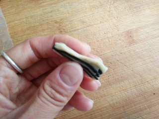 41、葵花籽酥―《舌尖上的中国3》中同款,轻轻按压捏住边缘。