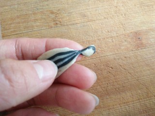 42、葵花籽酥―《舌尖上的中国3》中同款,用拇指和食指捻搓的手法，搓出葵花籽尖，并将多余的面团抿掉。