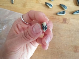 43、葵花籽酥―《舌尖上的中国3》中同款,用同样的手法做出葵花籽的尾部。