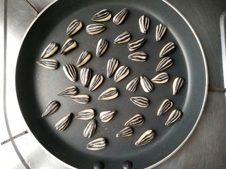 48、葵花籽酥―《舌尖上的中国3》中同款,将葵花籽酥生坯放入不沾平底锅中小火慢慢焙。