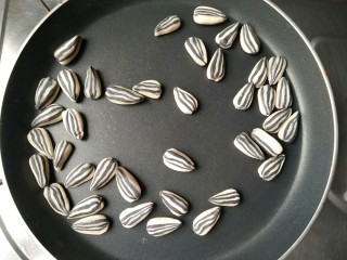 49、葵花籽酥―《舌尖上的中国3》中同款,至一面颜色变浅，白色部分变得更明显时翻面焙另一面。（可以根据个人家锅和炉灶火候掌握多次翻面）