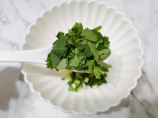 3、菠菜拌花生米,加一勺香菜