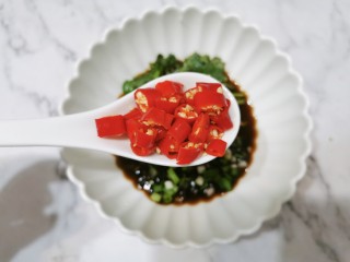 4、菠菜拌花生米,加一勺小米椒