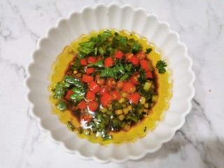 5、菠菜拌花生米,淋上热油