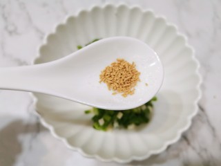 8、菠菜拌花生米,加一点鸡精