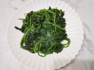 11、菠菜拌花生米,捞出菠菜挤干水分放入盘中
