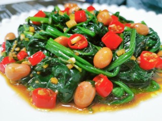 14、菠菜拌花生米,搅拌均匀