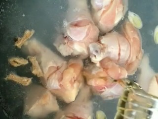 2、家庭版红烧鸡腿,凉水下锅加葱姜，料酒煮出血沫
