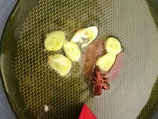 4、家庭版红烧鸡腿,锅烧油放葱姜，八角