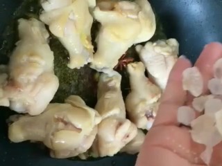 5、家庭版红烧鸡腿,下入鸡腿，加冰糖