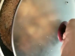 8、家庭版红烧鸡腿,盖上盖子炖十五分钟