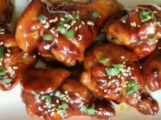 10、家庭版红烧鸡腿,撒上葱花，芝麻