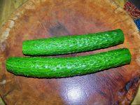 1、刀拍黄瓜,黄瓜洗净，去头尾