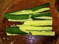 2、刀拍黄瓜,用刀将黄瓜拍裂